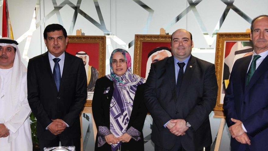 Por la izquierda, Khalid Mohamed Al-Zehanhani, Mohamed Sail Al-Afkham -director general del emirato-; Hissa Abdulla Ahmed Al-Otaiba, embajadora de Emiratos Árabes, Agustín Iglesias Caunedo y Fernando Fernández-Kelly.