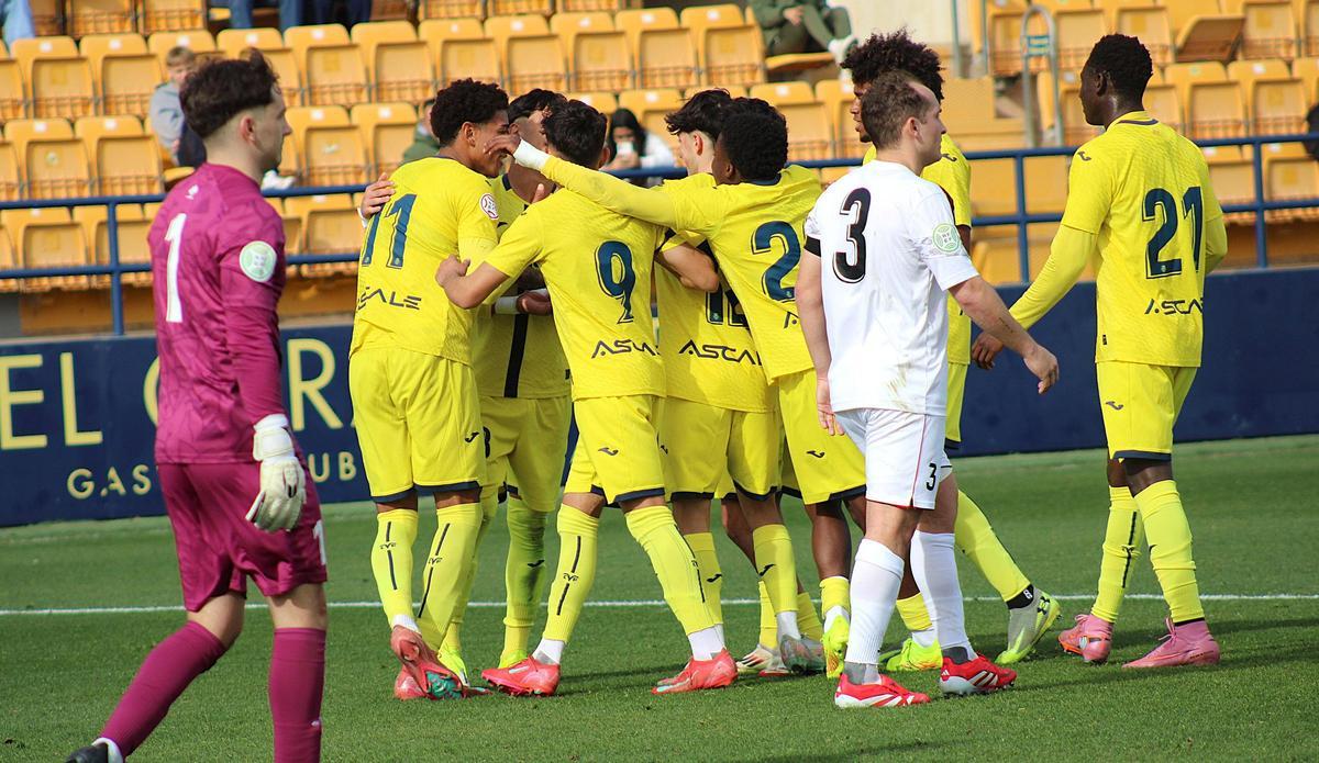 Los jugadores del Villarreal C celebran el 3-1 anotado por César Bonafé.
