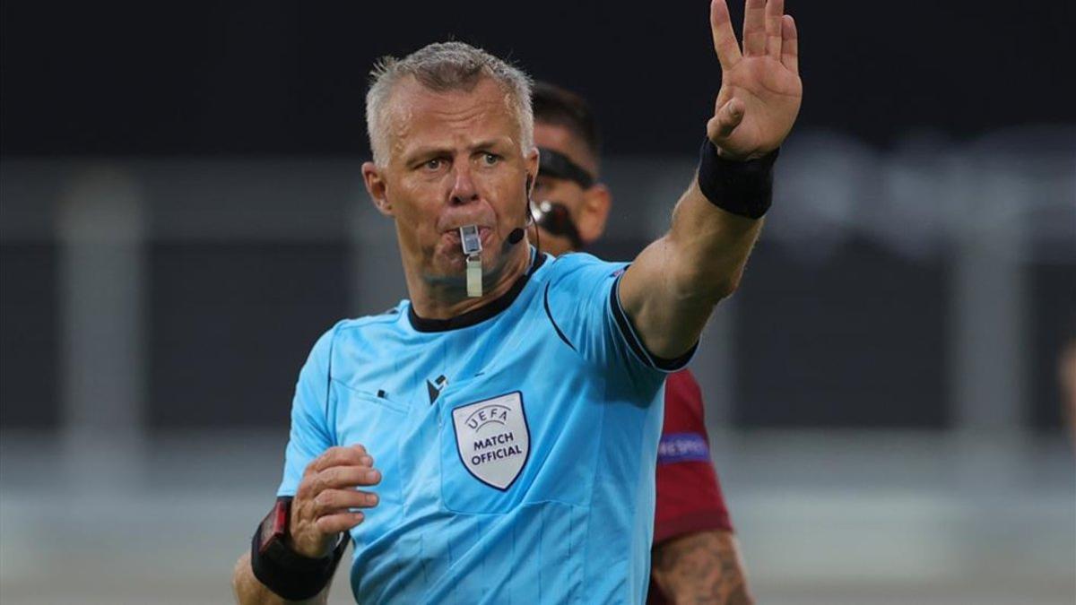El árbitro holandés Bjorn Kuipers hace un gesto durante el partido de fútbol de octavos de final de la UEFA Europa League entre el Sevilla FC y el AS Roma