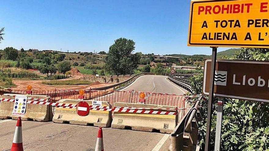 Senyals que prohibeixen l&#039;accés al pont, en plenes obres