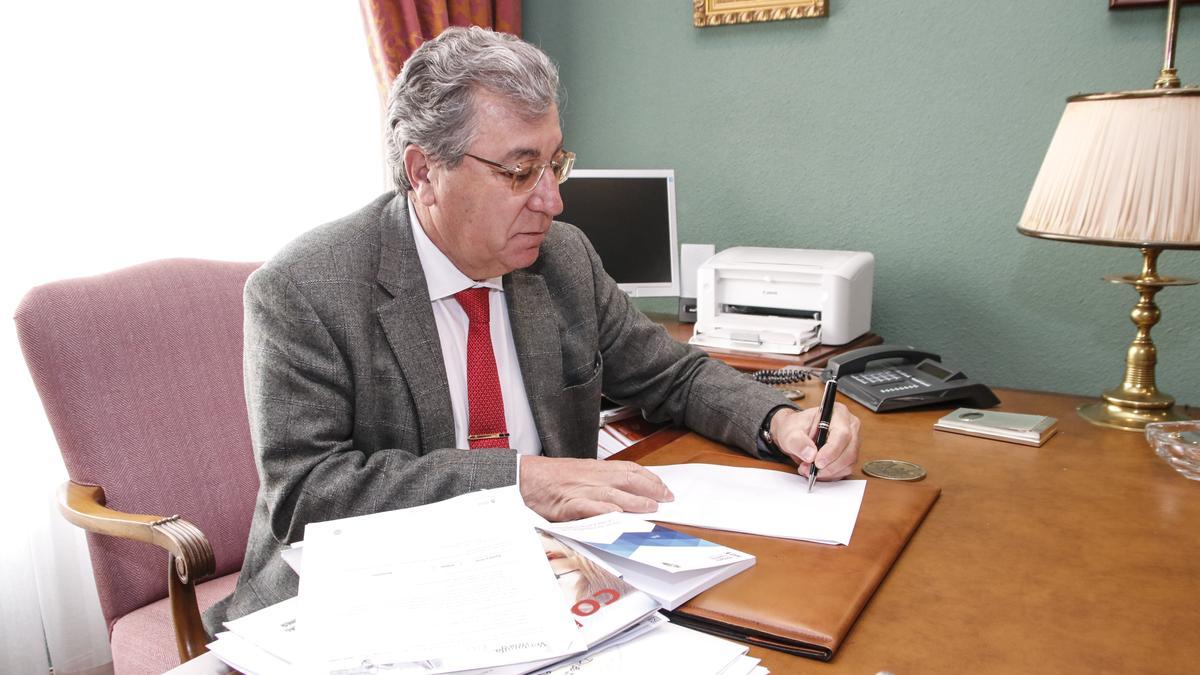 El decano del colegio de abogados de Cáceres, Juan José Flores, ayer en la sede de este colectivo en la avenida Virgen de la Montaña.