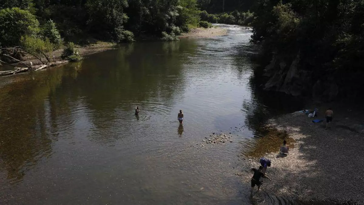 Los vecinos piden el cierre del río Nalón al baño tras ahogarse un joven y el Ayuntamiento de Oviedo estudia medidas