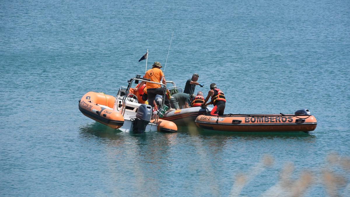 Los equipos de rescate sacan el cadáver de las aguas del Lago Azul.