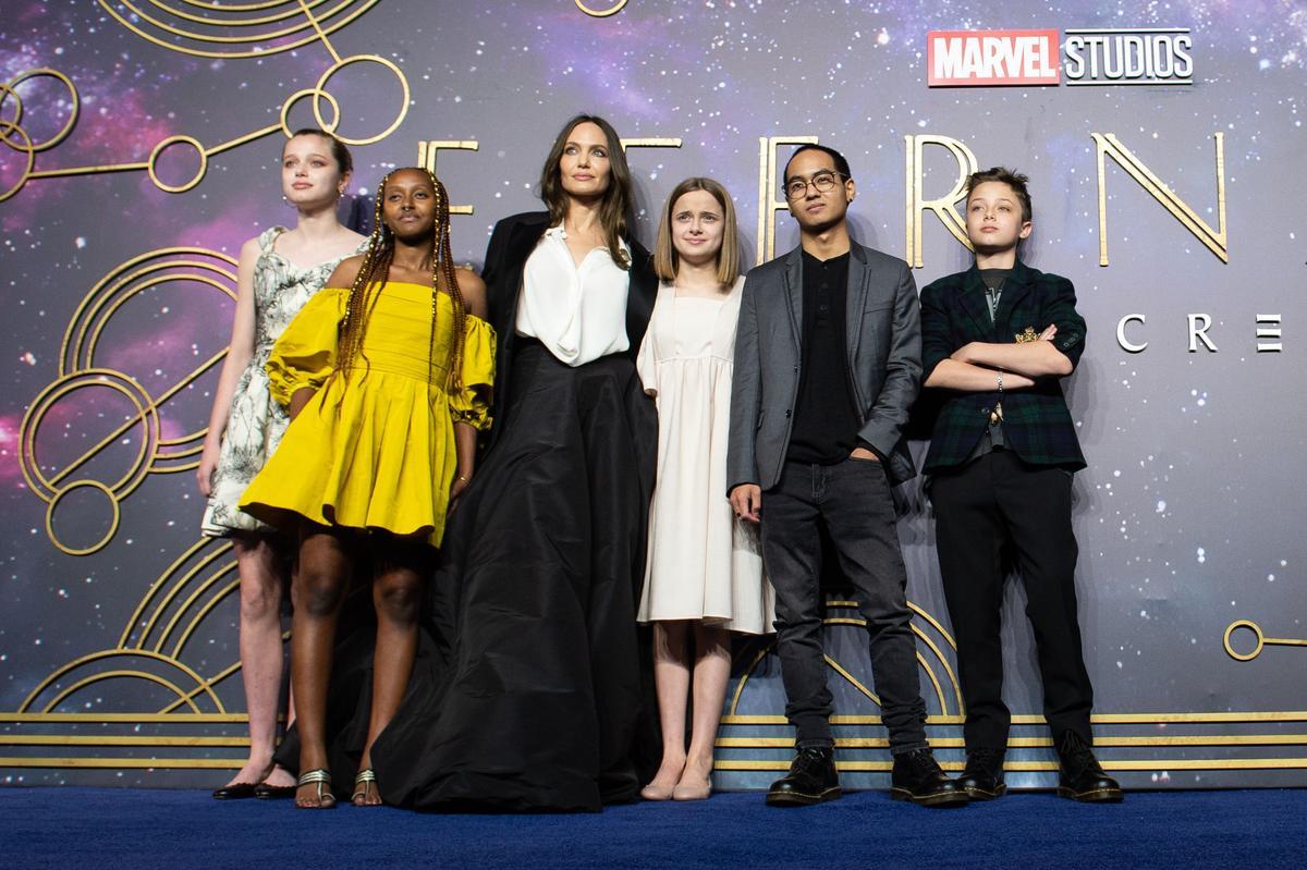 Angelina Jolie con cinco de sus seis hijos en el estreno de 'Eternals'