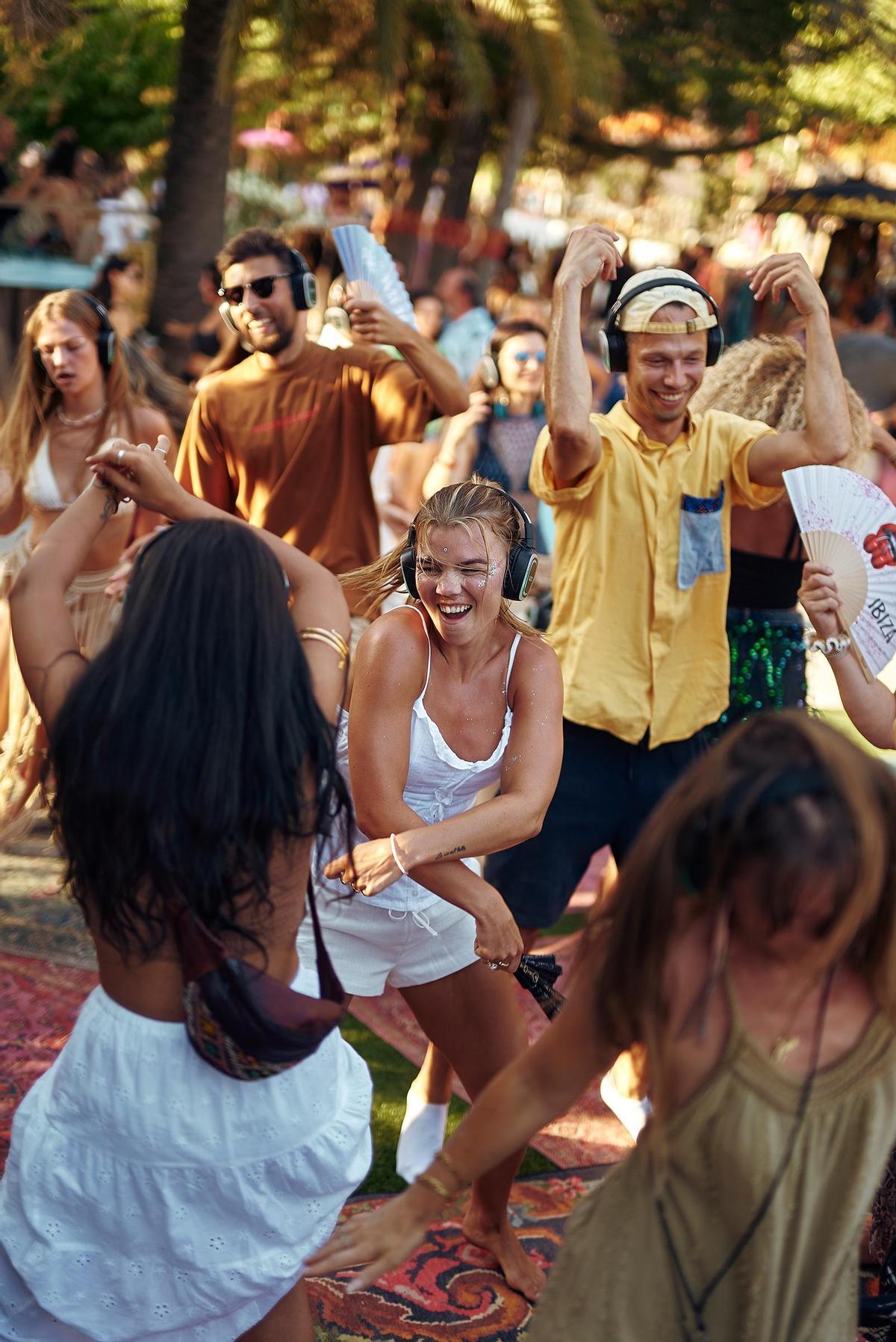 Jóvenes bailando en una de las sesiones del festival