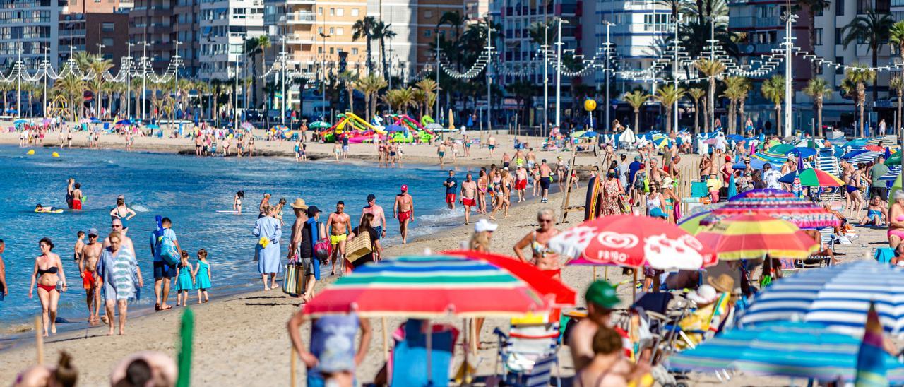 Una de las playas de Benidorm este viernes.