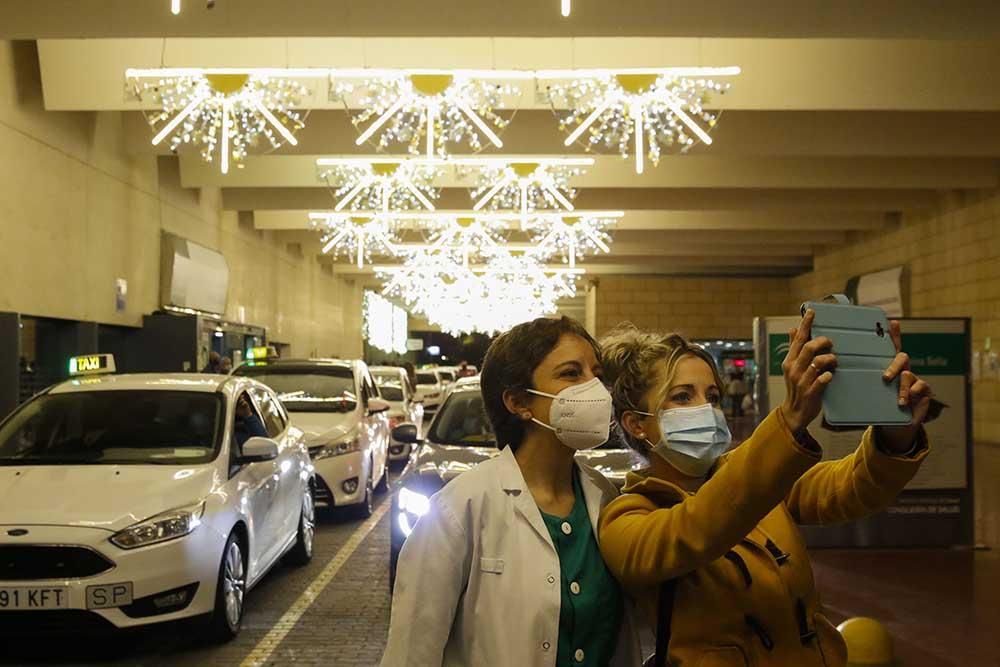 La luz de la Navidad llega al Hospital Reina Sofía