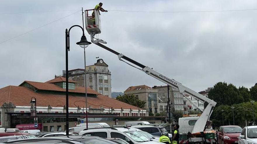 Operarios de Electromiño ya están instalando los arcos.   | // G.Núñez