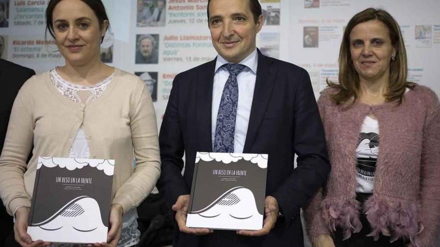 La delegada del Gobierno para la Violencia de Género, Blanca Hernández Oliver (izquierda), participa en la mesa de debate &quot;Los jóvenes ante la violencia de género&quot;.