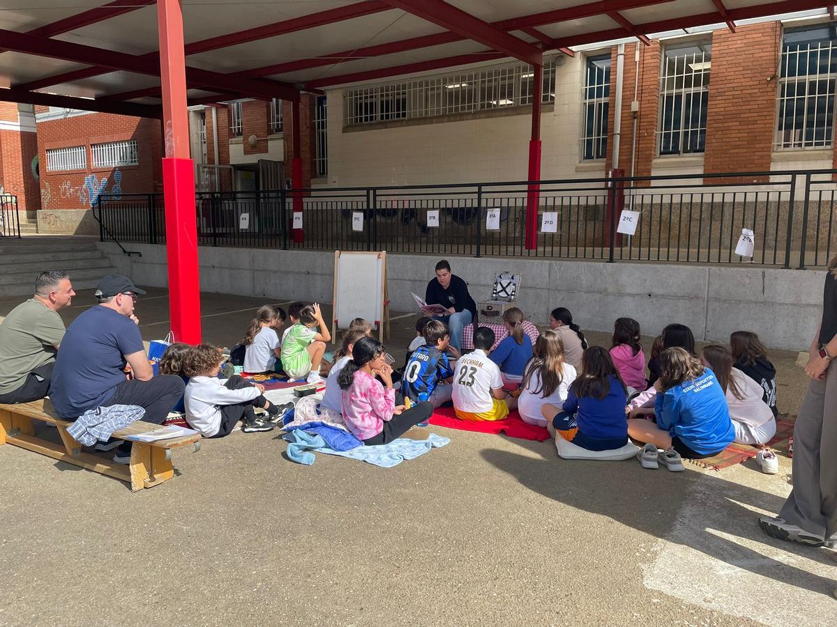 Picnic literario en el Colegio Maestros Arregui de Pola de Siero. Picnic literario en el Colegio Maestros Arregui de Pola de Siero.