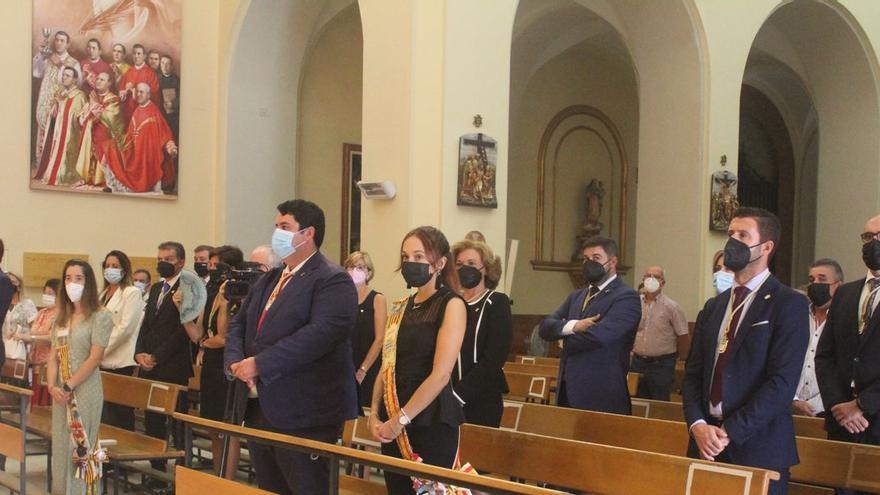 El alcalde, David García, representantes municipales, y la Reina de la Vila, Jéssica Gozalbo, junto con la corte de honor veneran al patrón Sant Bartomeu en su día.