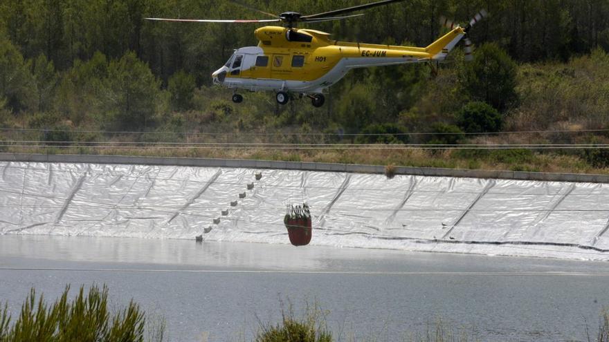 Un helicóptero usa el agua de la balsa  para sofocar un incendio en 2009.