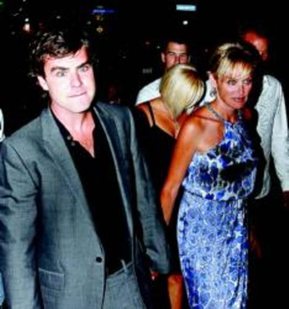Sharon Stone i el jove Chase Dreyfous entren a El Beso, a Los Angeles, divendres passat. Sharon Stone i el jove Chase Dreyfous entren a El Beso, a Los Angeles, divendres passat.