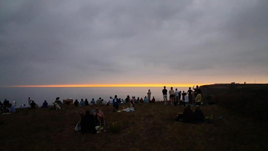 El fin de Asturias se queda con la miel en los labios: crónica del eclipse más al norte, en Peñas