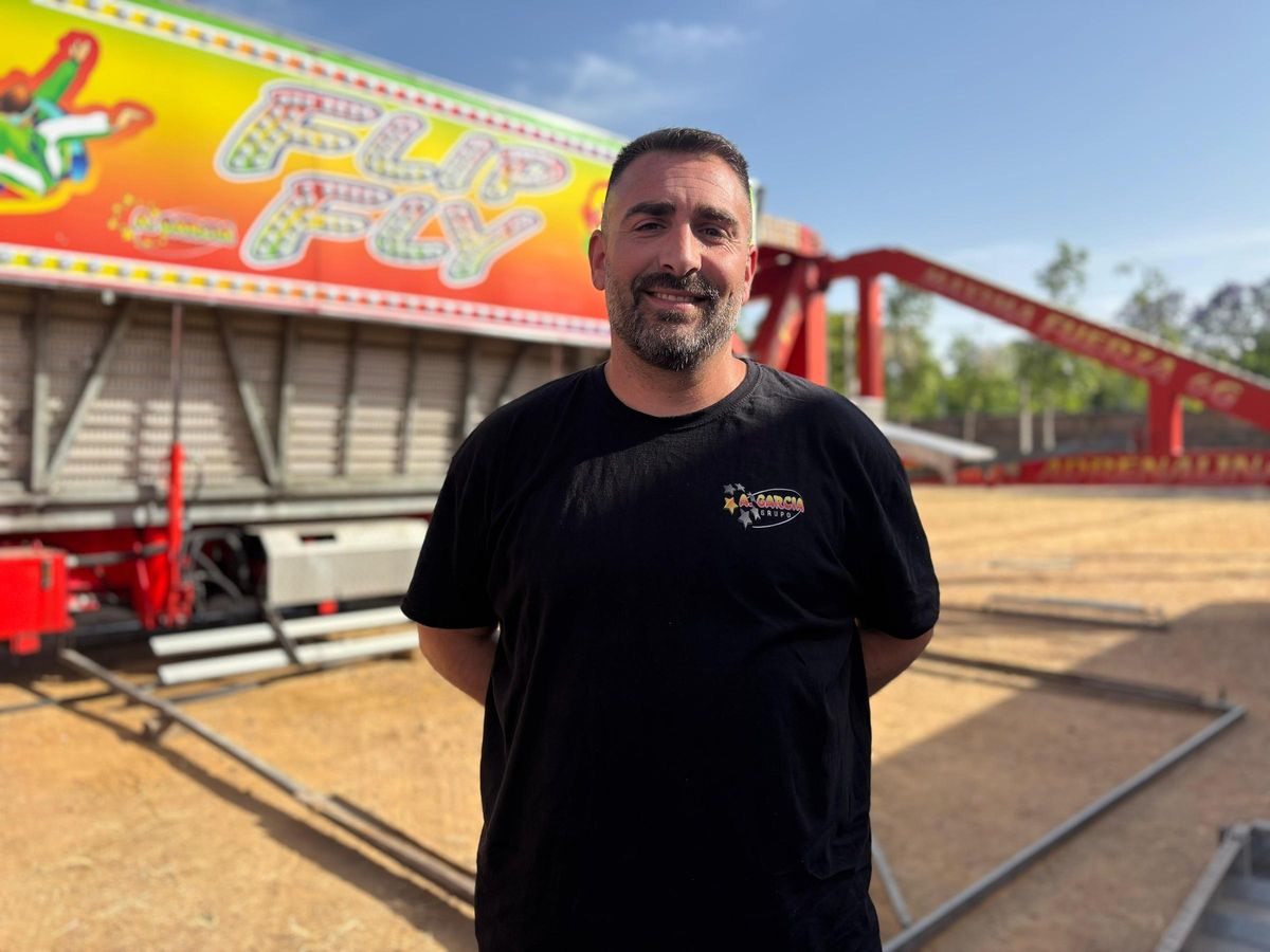 Crístofer Prieto, de la empresa A. García Grupo, junto a la atracción Flip Fly.