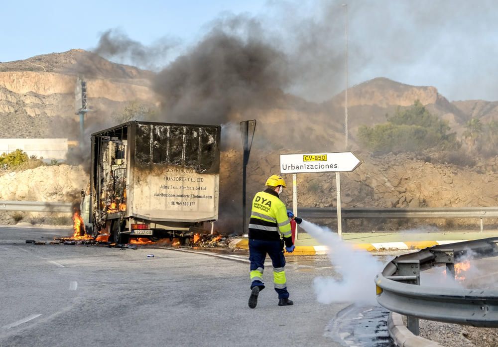 Arde un camión en Monforte del Cid