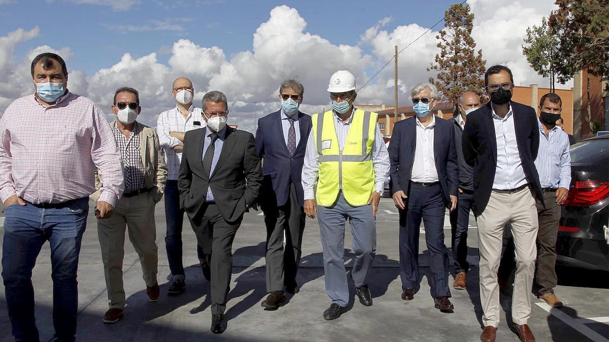 Visita del presidente de Cecale, Santiago Aparicio, junto a empresarios zamoranos y la directiva de la CEOE Zamora.