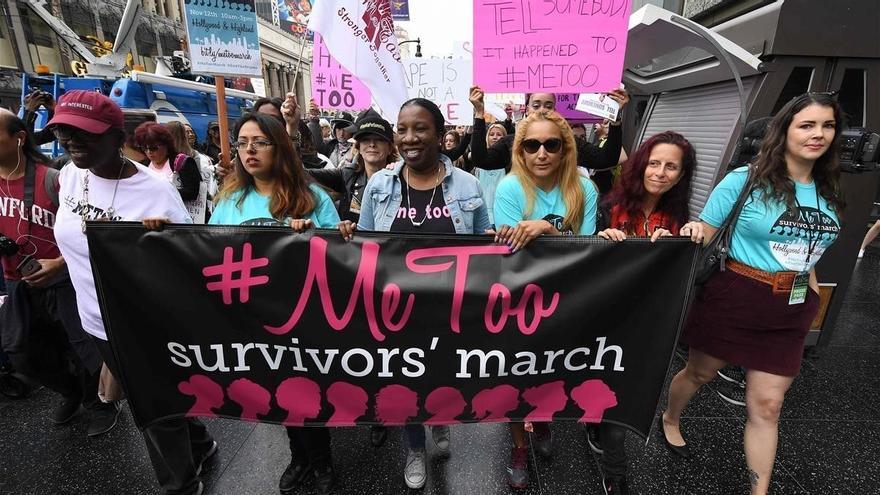 Mujeres supervivientes de abuso y acoso sexual se manifiestan en Hollywood, California, en una protesta del movimiento #MeToo.