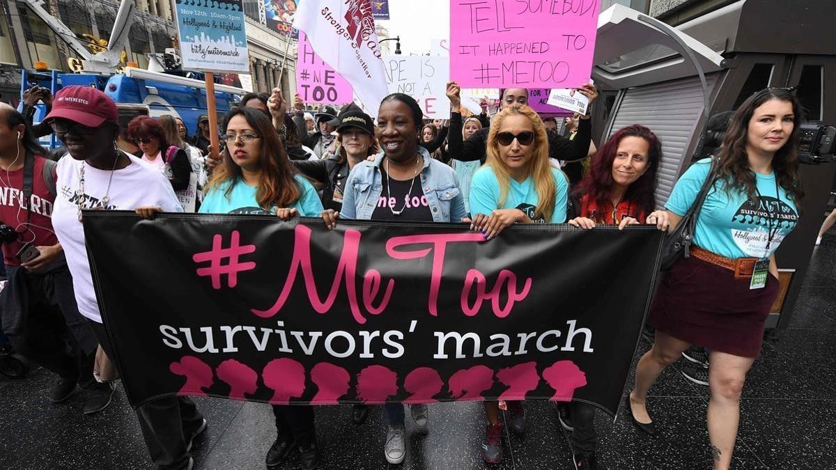 Mujeres supervivientes de abuso y acoso sexual se manifiestan en Hollywood, California, en una protesta del movimiento #MeToo.