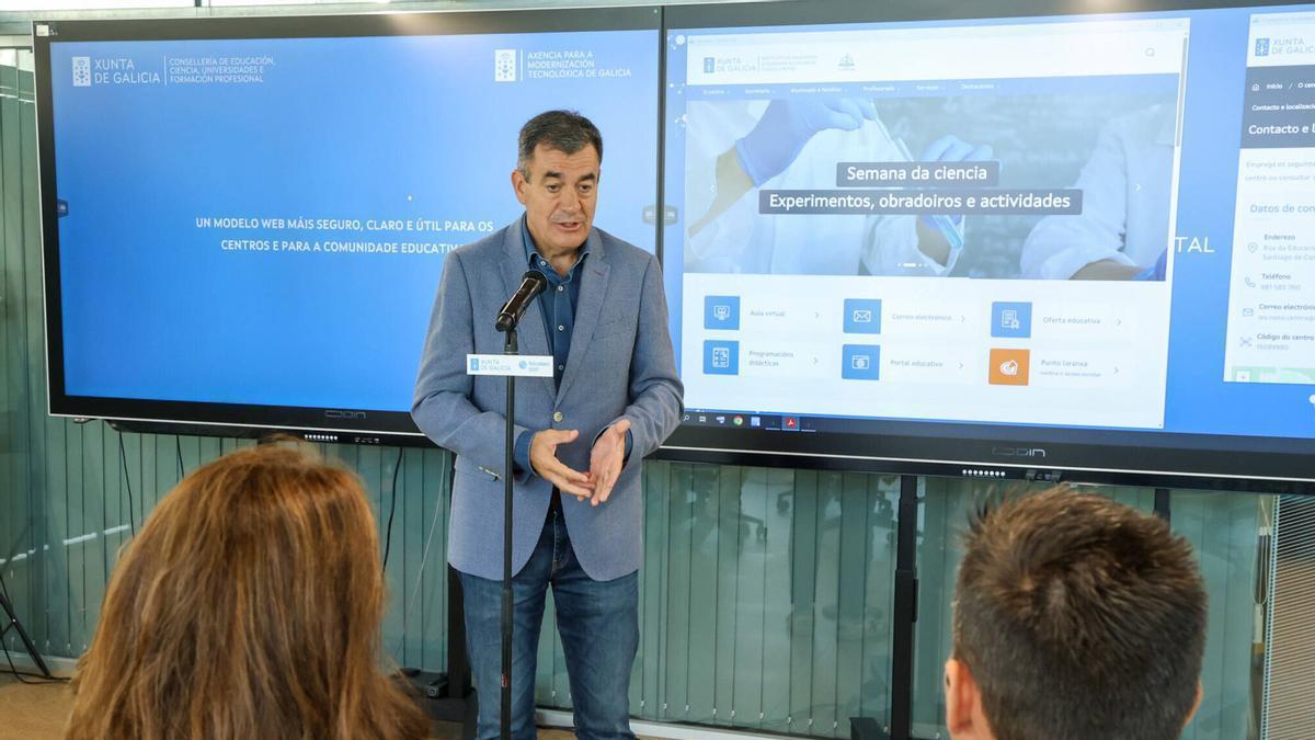 Faro Santiago. El conselleiro de Educación Román Rodríguez durante la presentación del nuevo modelo de webs para los centros educativos Xoán Álvarez