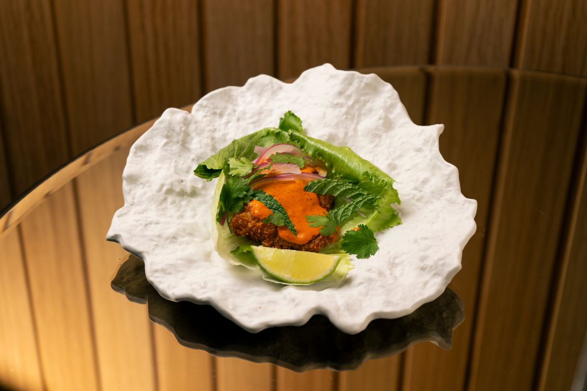 Saam jacobo de rodaballo relleno de queso Arzúa Ulloa gallego fundido con salsa anticuchera y cebolla roja.