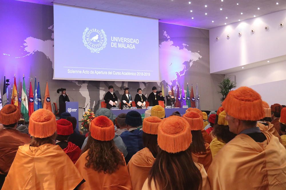 El rector de la Universidad de Málaga (UMA) defiende el valor de la universidad pública en la apertura del curso académico.