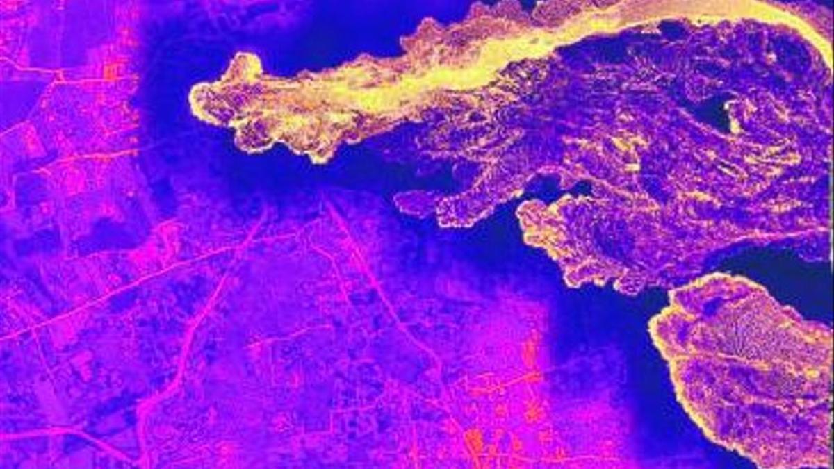 La cámara térmica percibe las zonas de mayor movimiento de lava.