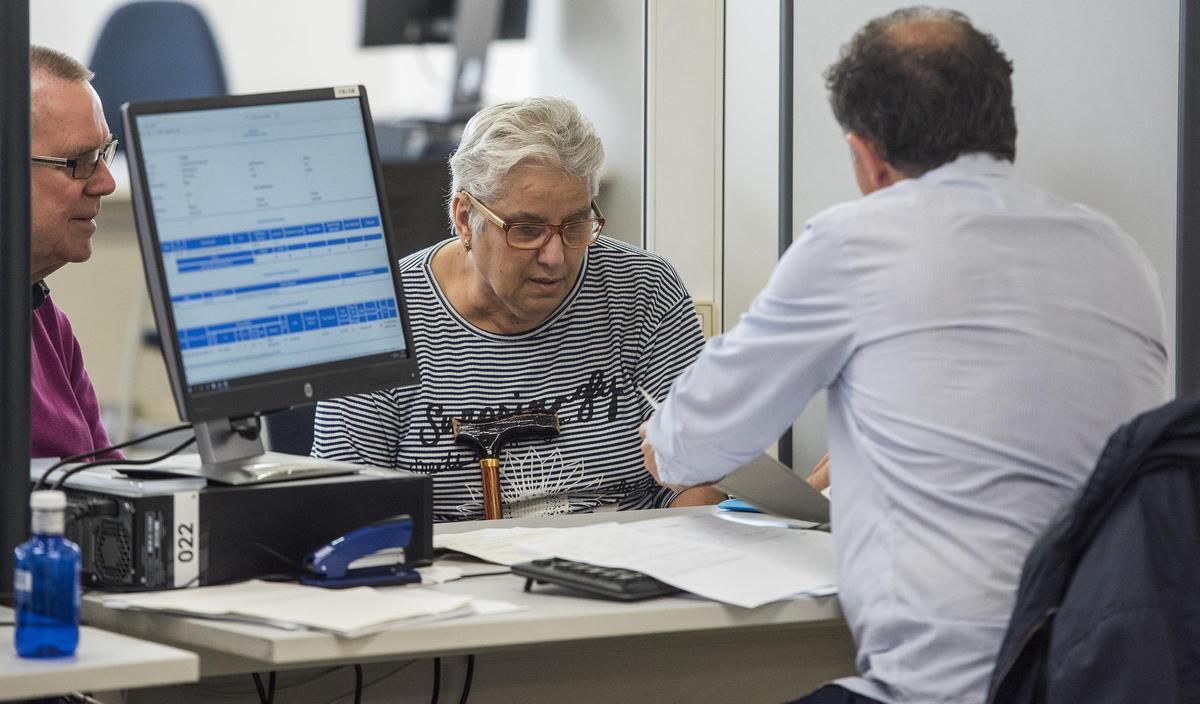 BARCELONA. 11.05.2017Declaracion Renta Hacienda. Ciudadanos haciendo la declaracion de la Renta en la Agencia Tributaria. FOTO FERRAN SENDRA