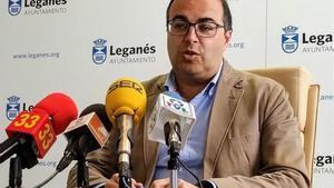 El alcalde de Leganés, Santiago Llorente, en una rueda de prensa en el Ayuntamiento.