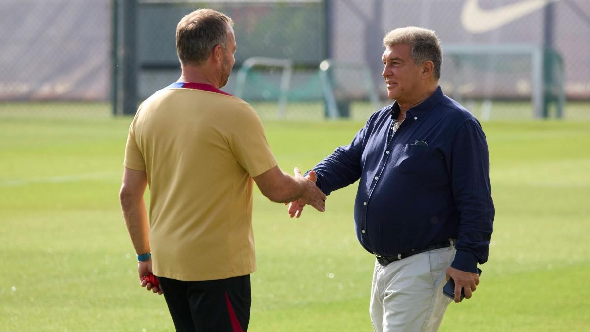 Hansi Flick y Joan Laporta antes de un entrenamiento del FC Barcelona