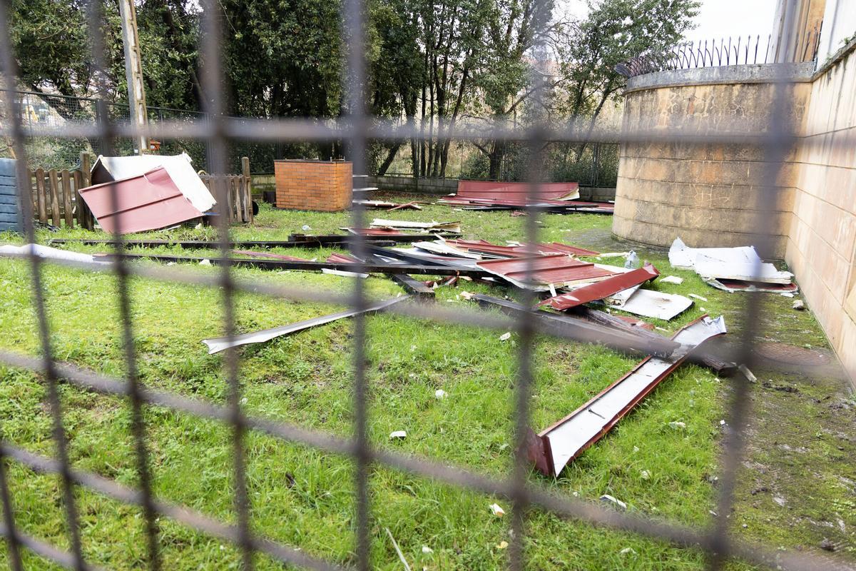 SANXENXO (PONTEVEDRA), 28/01/2026.- El viento ha hecho volar el tejado del cuartel de la Guardia Civil de Sanxexo (Pontevedra). El paso de una nueva borrasca llamada Kristin recrudecerá este miércoles las condiciones meteorológicas, con una significativa intensificación del viento, así como una fuerte bajada de temperaturas y de la cota de nieve. EFE / Salvador Sas