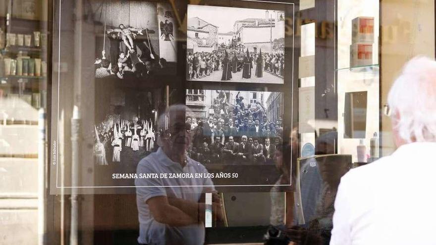 Un hombre observa alguna de las imágenes de la Pasión de la capital.