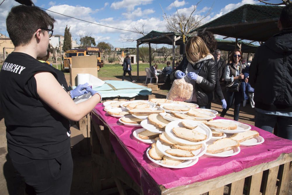 Famílies vingudes d''arreu de la Catalunya central i també de fora comparteixen àpat amb Manresa amb productes de la terra