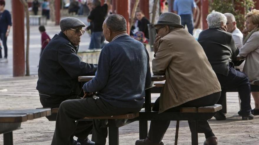 Personas mayores en un parque de Elche, en una imagen reciente.