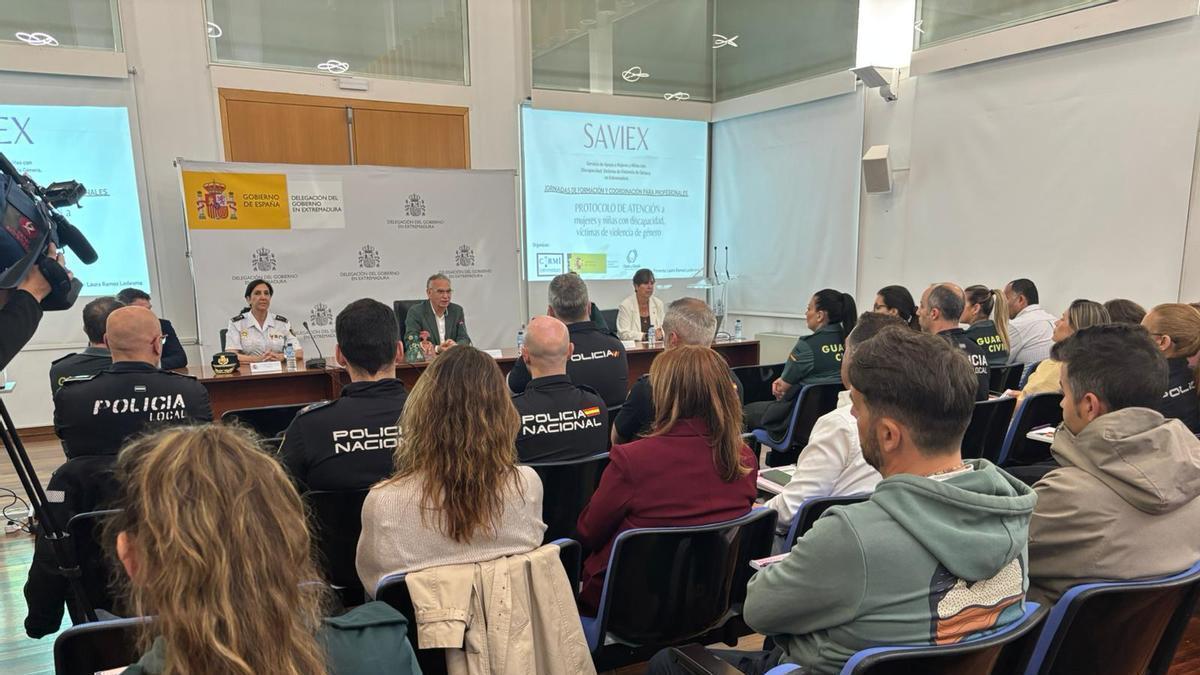 Imagen de la jornada de formación para agentes de Policía Nacional y Guardia Civil en materia de violencia de género en la Delegación del Gobierno en Extremadura.