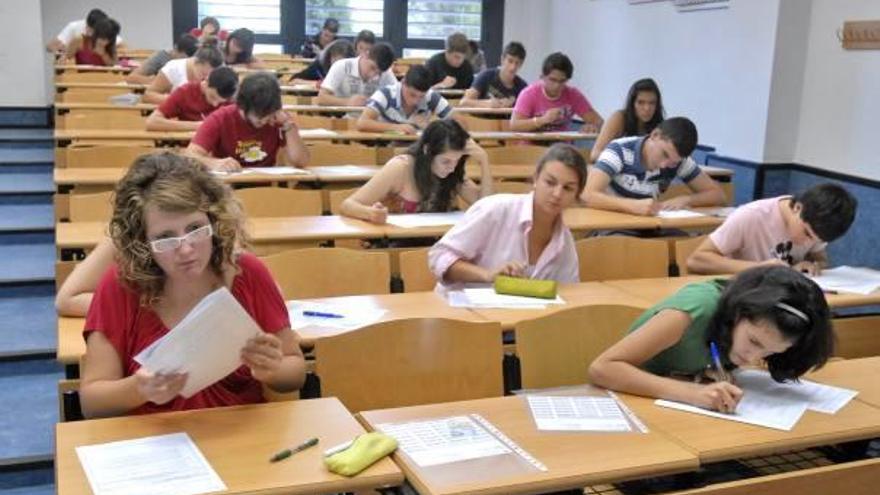Estudiantes durante la realización de los exámenes en la UJI.