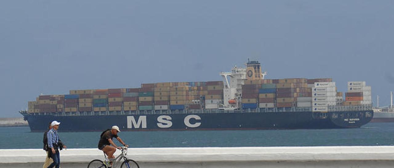 El &#039;MSC Marianna&#039;, ayer, en su entrada al Puerto de la capital grancanaria.