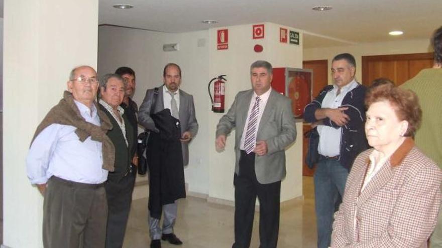 Imagen de los propietarios que perdieron su piso en Torrevieja ayer en el juzgado a la espera de la vista oral que se aplazó .