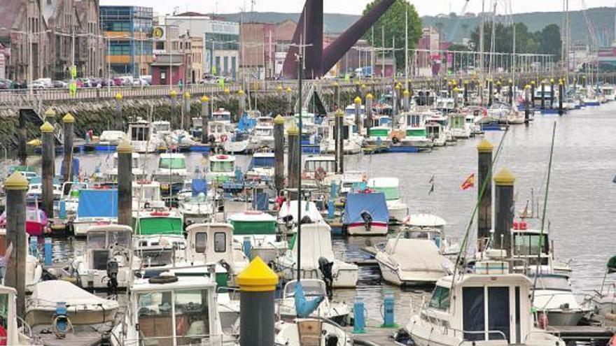 Embarcaciones en el puerto deportivo de Avilés.