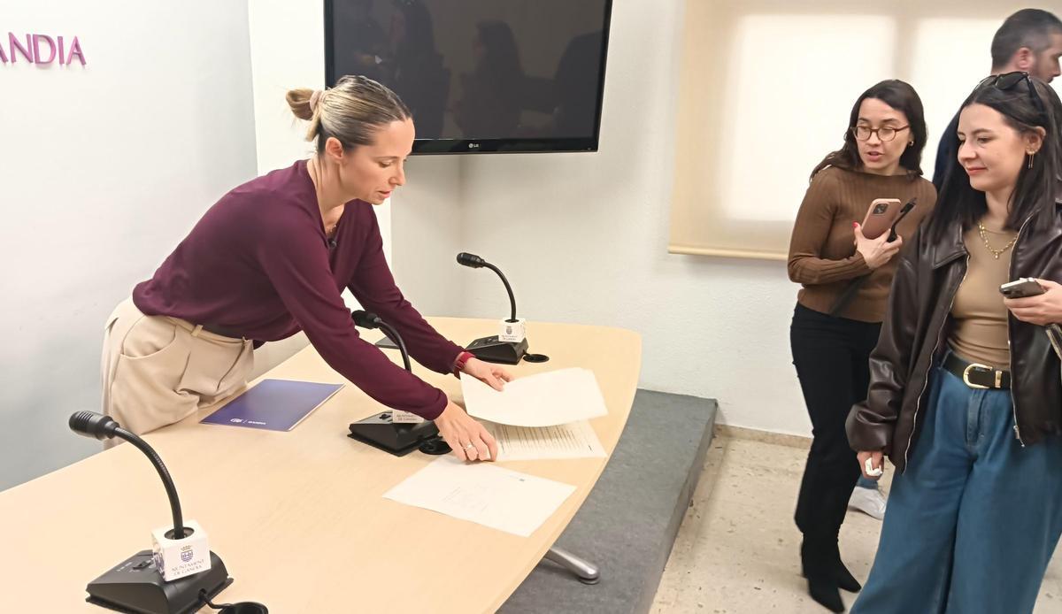 Borredà muestra algunos documentos sobre sus ingresos a la prensa.