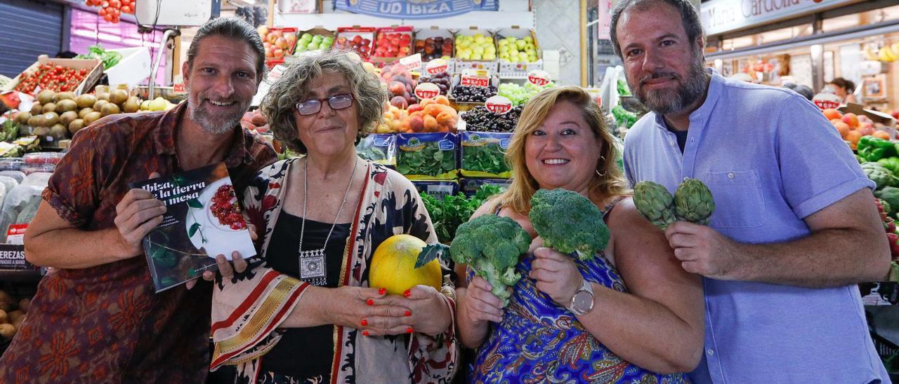 Toni Escobar, Neus Escandell, Marta Torres y Josep Colonques, ayer, en el Mercat Nou, en Vila.  |  M.A.