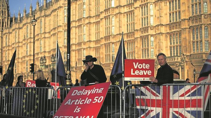 May concede al Parlamento la capacidad de retrasar el ‘brexit’
