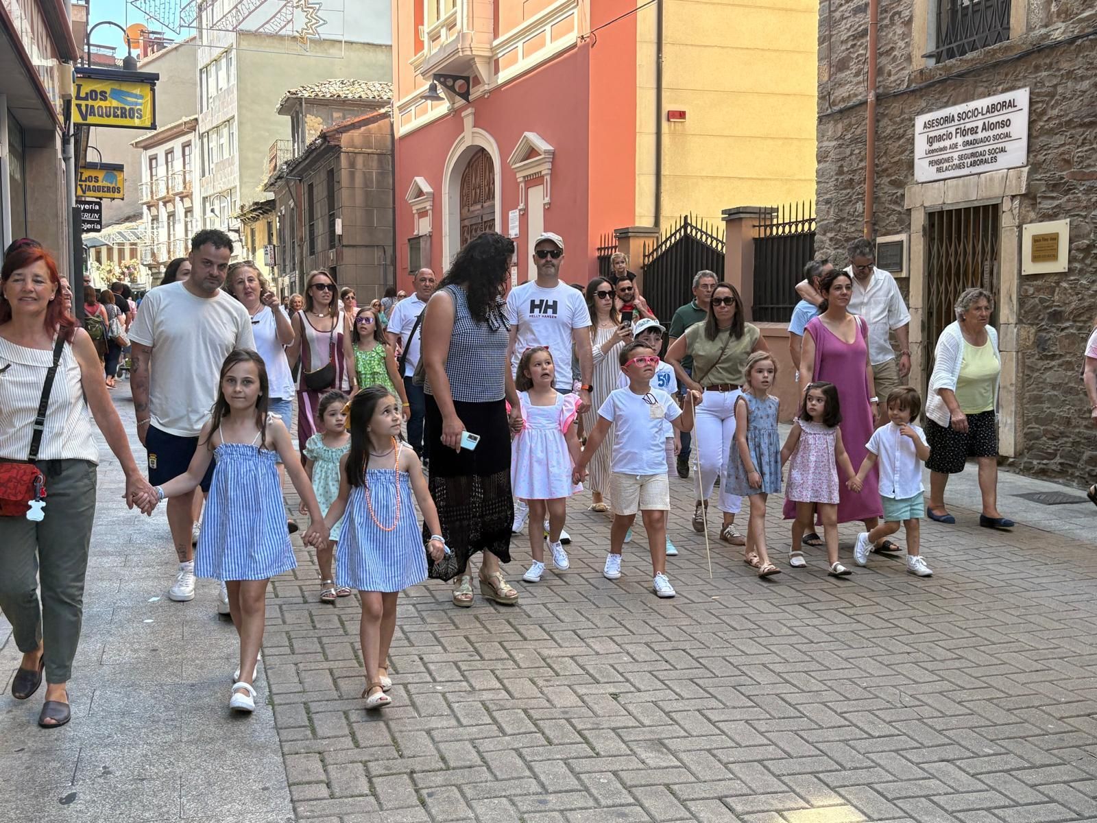 Los gigantes y cabezudos llenan de color y música Cangas del Narcea