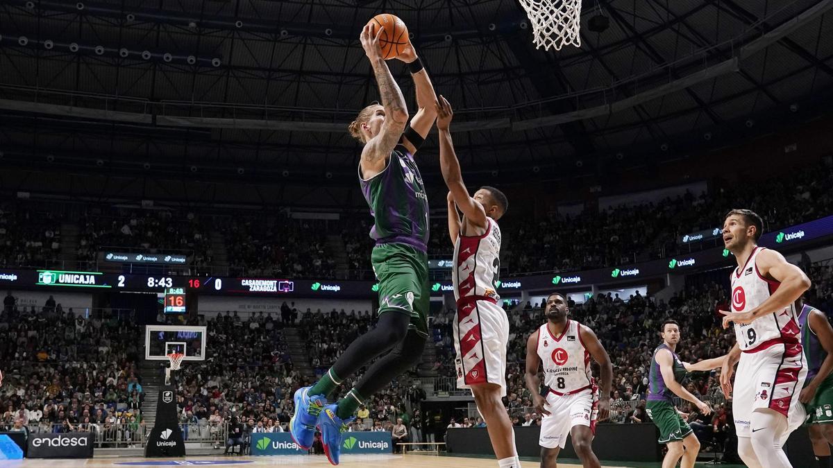 Bell-Haynes intenta frenar a Osetkowski durante el partido de este sábado.