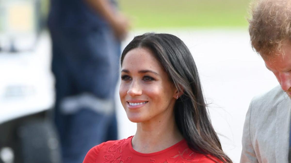 Detalle de los brocados del vestido de Meghan Markle firmado por Self Portrait