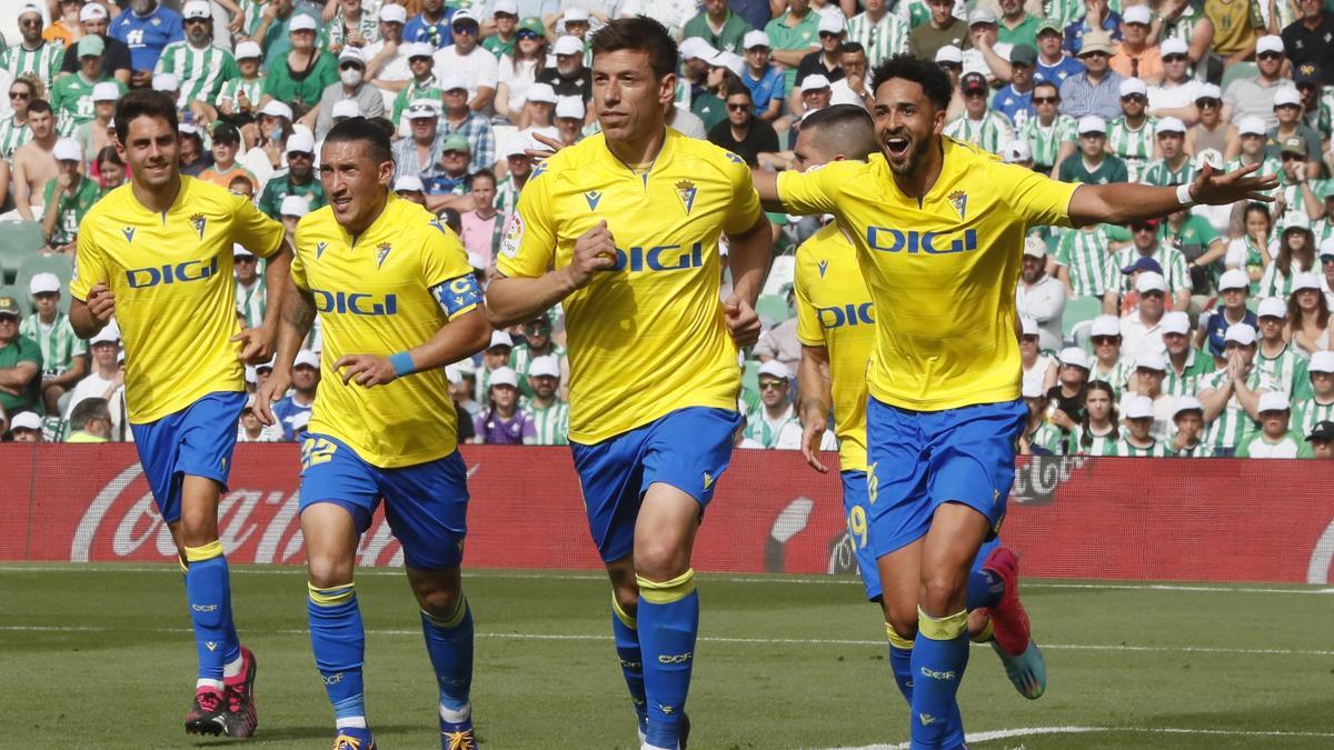 Los jugadores del Cádiz celebran el gol de Alcaraz.