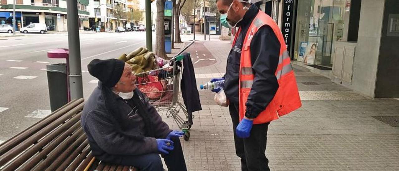 Cruz Roja gestiona la ayuda a las personas sin hogar.