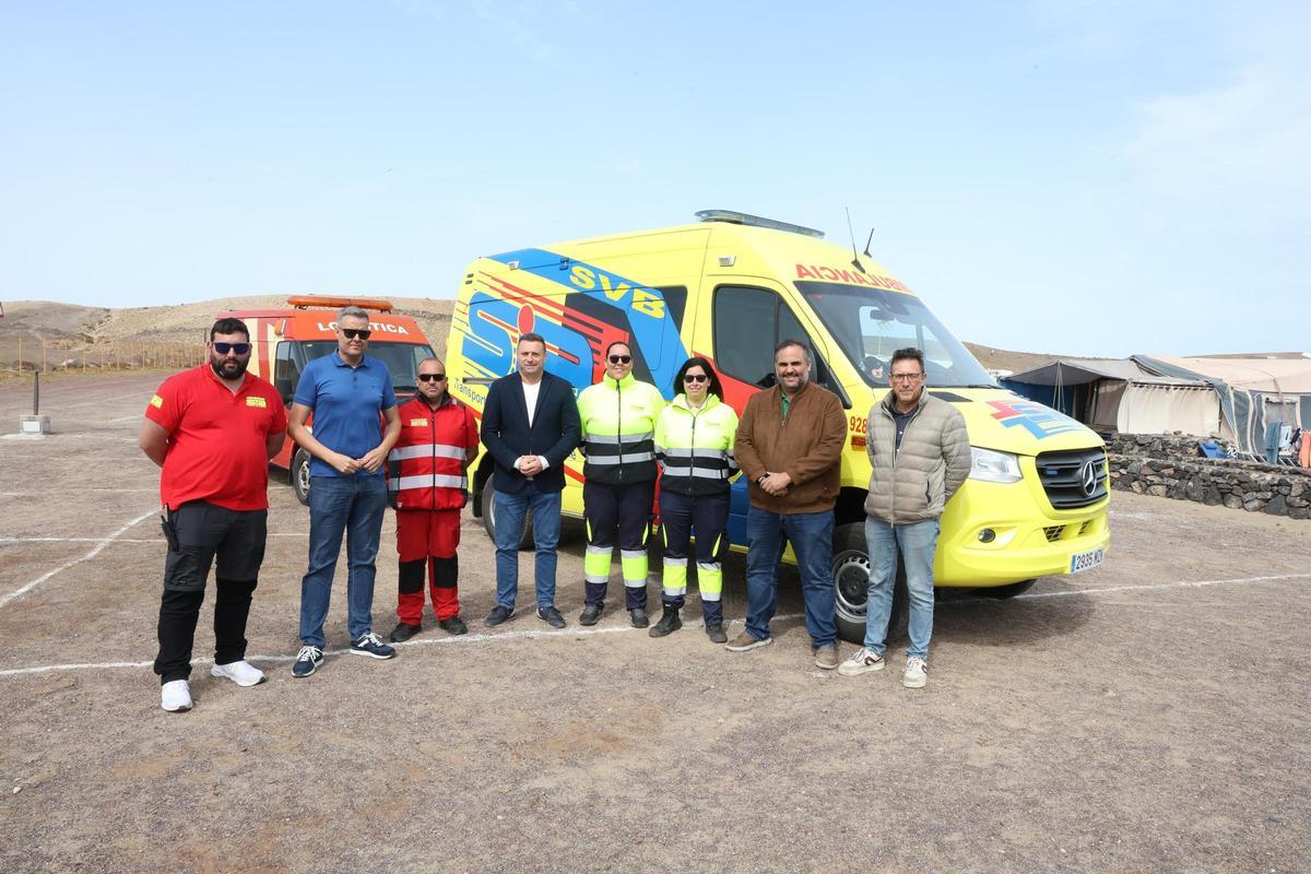 Personal de emergencias y autoridades en el camping de Papagayo, en el sur de Lanzarote