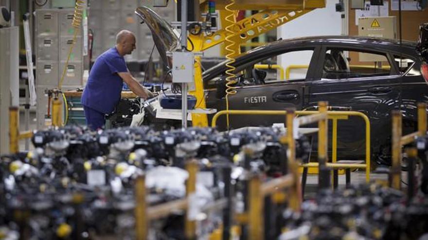 La industria española de la automoción recupera el superávit comercial