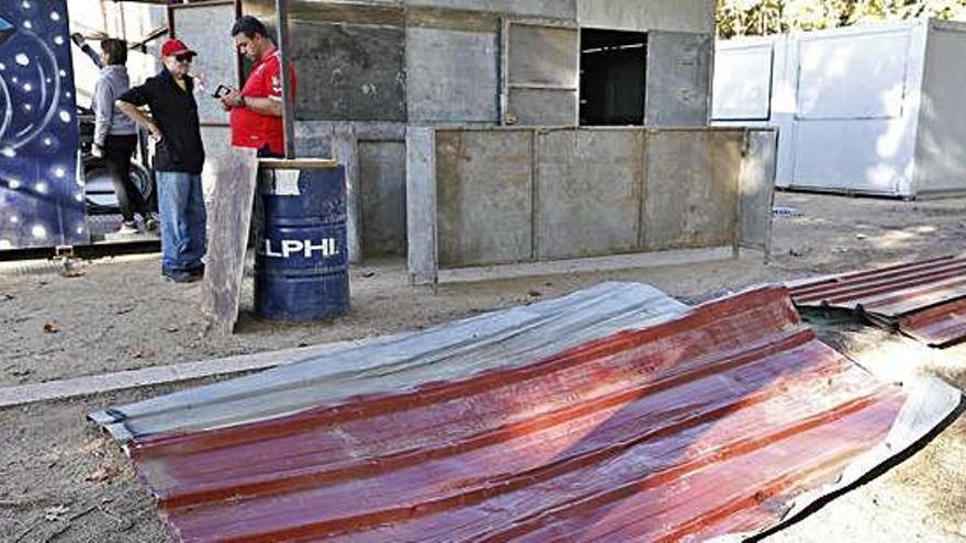 Algunes entitats muntaven ahir les barraques a l&#039;esplanada de la Copa, després que els manifestants utilitzessin el material de les estructures per fer barricades.